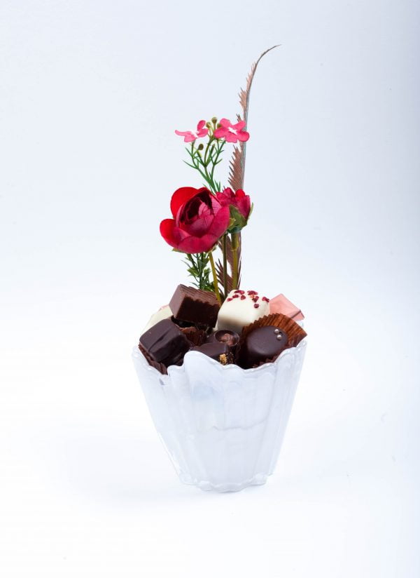 chocolat supports vase blanc avec fleur ori de 150 grs de chocolat mix 190 dhs scaled e1648671185744